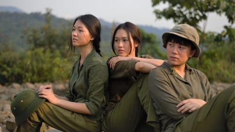 Chân dung Đạo diễn Nguyễn Thanh Vân trên phim trường, thể hiện niềm đam mê nghệ thuật