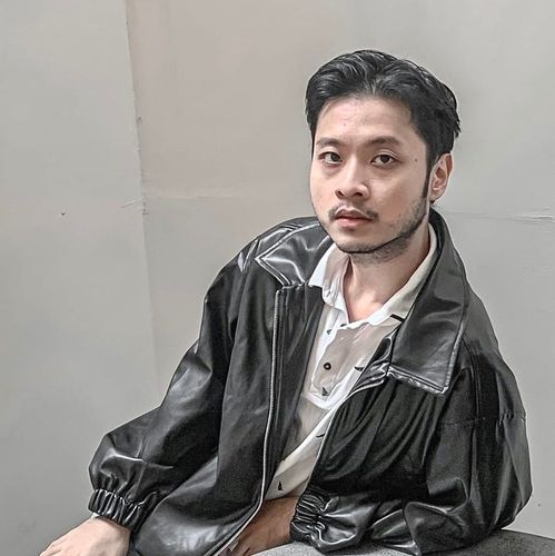 Cô gái có râu chụp ảnh cận cảnh, gương mặt biểu cảm