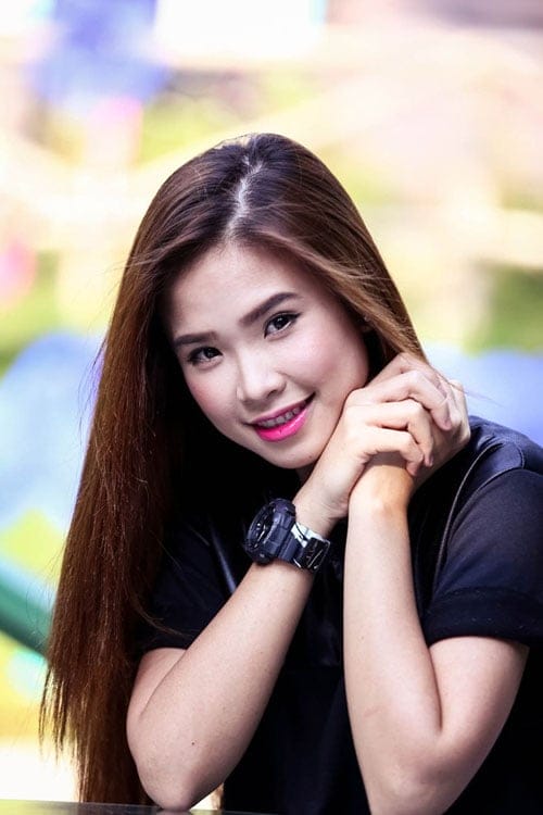 Khởi My duyên dáng với nụ cười tươi tắn trên sân khấu