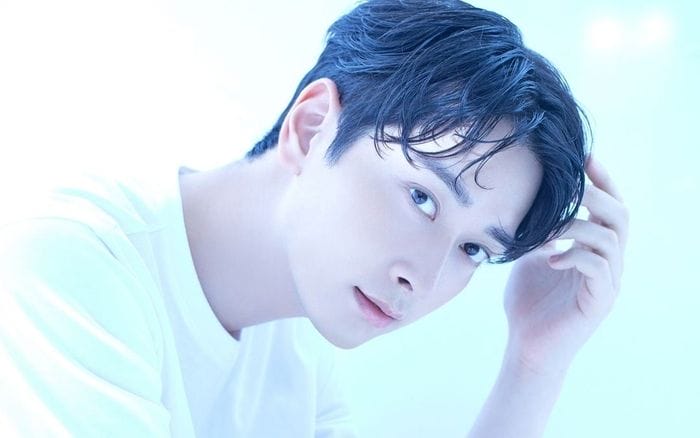 Hwang Chansung trong trang phục lịch lãm, phong thái tự tin