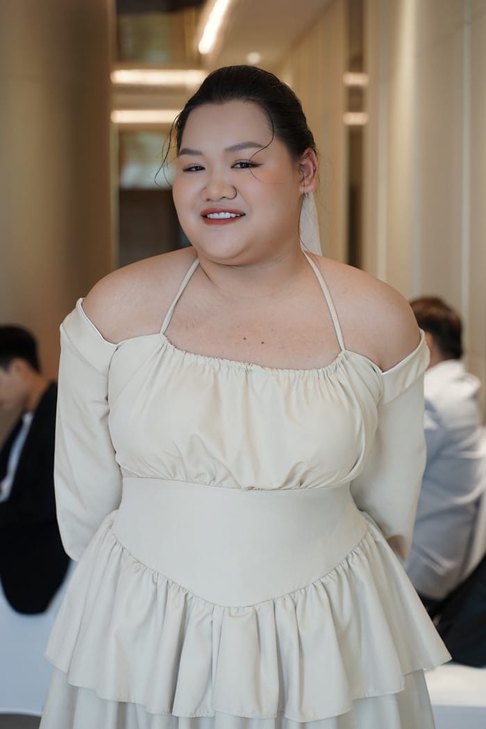 Mai Kim Liên rạng rỡ bên cạnh ban giám khảo Vietnam Idol Huy Tuấn, Mỹ Tâm và Nguyễn Quang Dũng