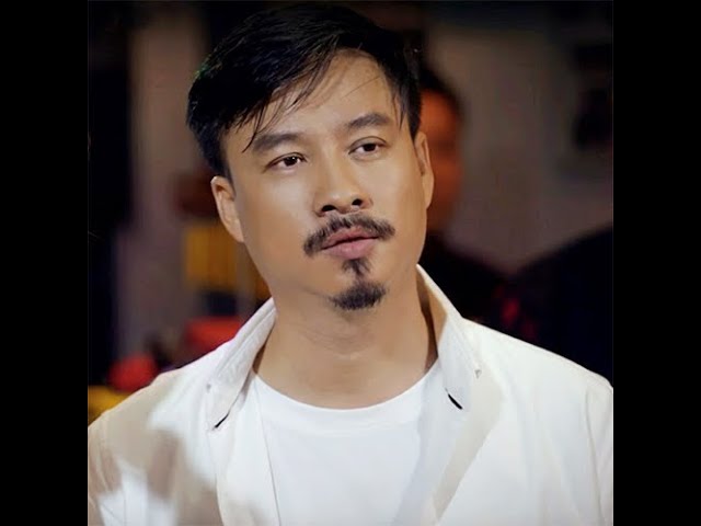 Quang Lập chụp ảnh trong studio ca hát