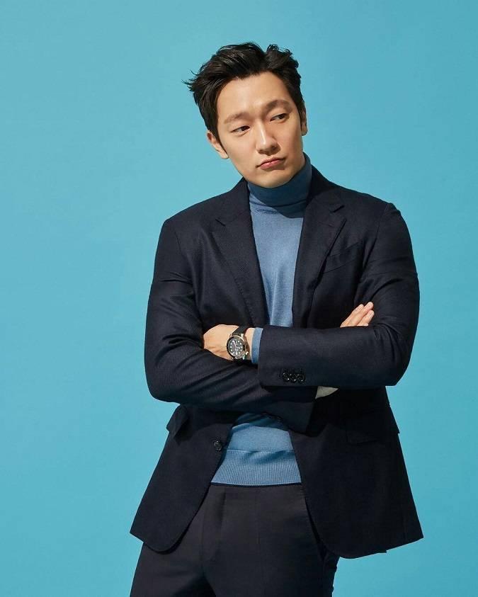 Son Seok-koo trong vai Mr. Gu với phong thái trầm tư