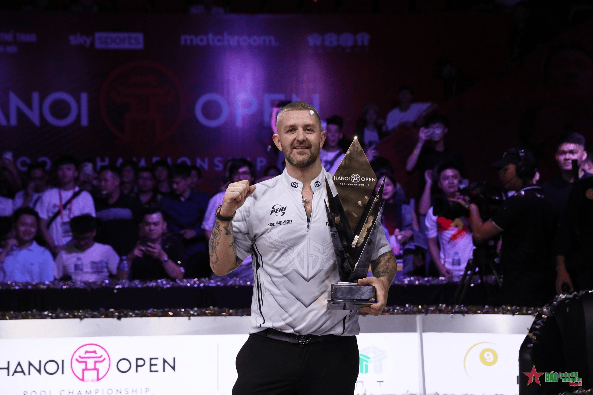 Jayson Shaw nâng cao cúp vô địch Hanoi Open Pool Championship 2023 đầy tự hào.