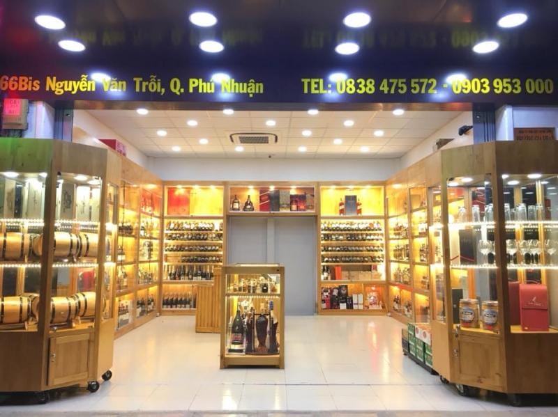 Cửa hàng rượu ngoại với các chai Chivas và Whisky nổi tiếng