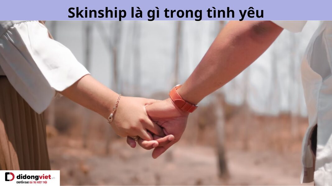 Hình ảnh hai người đang nắm tay nhẹ nhàng, thể hiện sự kết nối và tình cảm thân mật