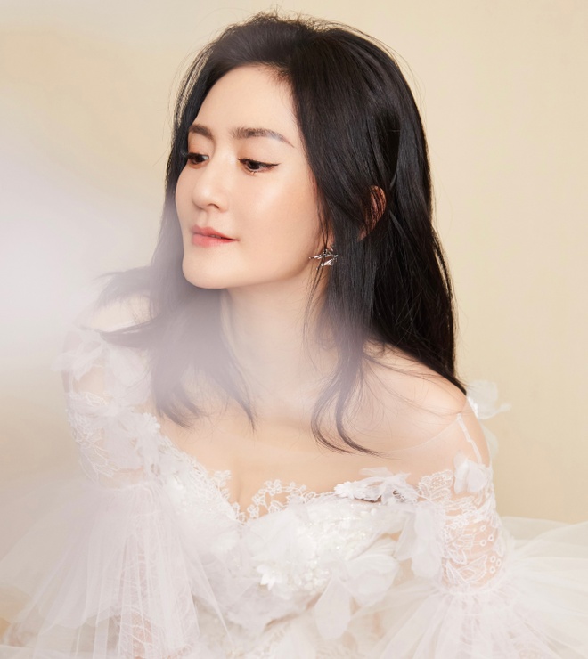 MC Tạ Na trên sân khấu với phong thái chuyên nghiệp và tự tin