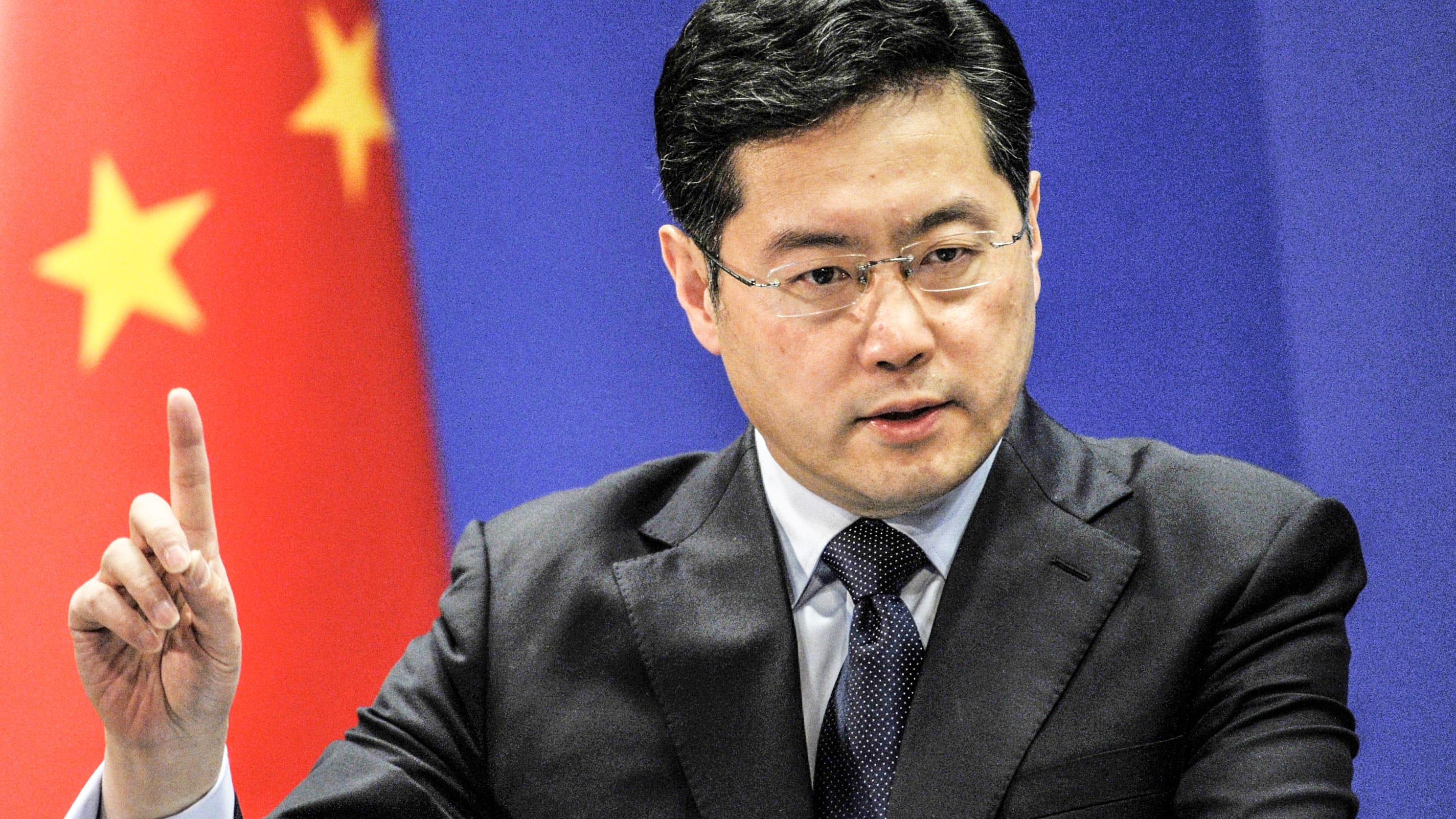Tần Cương trong một buổi họp báo ngoại giao tại Trung Quốc