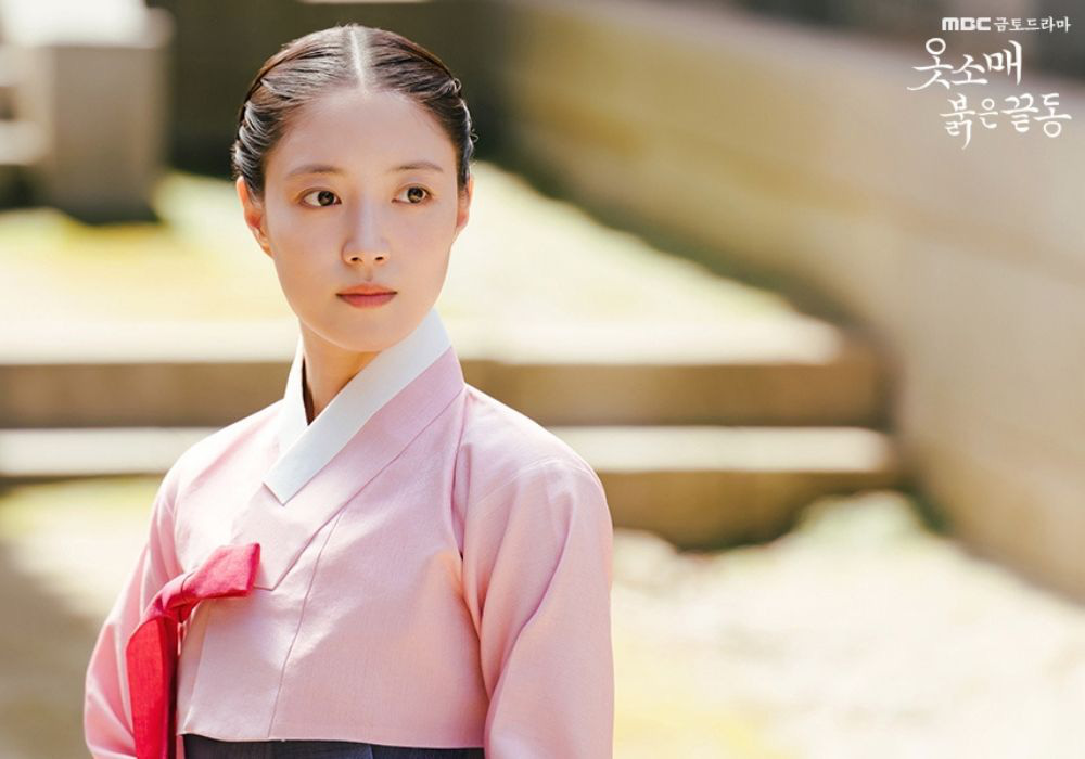 Lee Se Young xinh đẹp trong trang phục cổ trang của phim The Red Sleeve