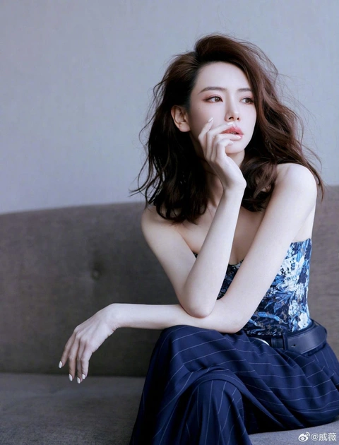 Nghệ sĩ Thích Vy tỏa sáng rạng rỡ với phong thái tự tin và quyến rũ trên sân khấu lớn.