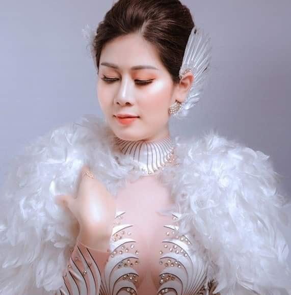 Hot girl Bùi Thị Thu Trang khoe vẻ đẹp rạng rỡ với nụ cười tươi