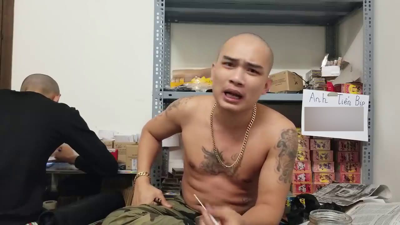 Tiến Bịp trong một cảnh quay video trên YouTube