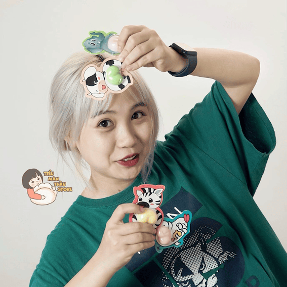 Tiểu Màn Thầu đang thưởng thức món ăn, biểu cảm tự nhiên tạo sức hút cho nội dung review