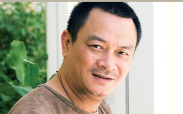 NSND Trung Hiếu với phong thái nghệ sĩ sân khấu, thể hiện tài năng diễn xuất sâu sắc