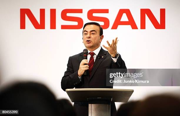 Carlos Ghosn phát biểu tại lễ nhậm chức CEO Nissan năm 2008, thể hiện tầm ảnh hưởng lãnh đạo.