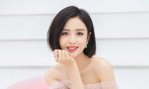 Nhan sắc cuốn hút của Đồng Lệ Á trên thảm đỏ