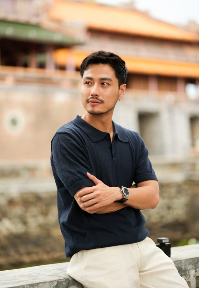 Thanh Sơn trong một vai diễn truyền hình, thể hiện sự trầm tư