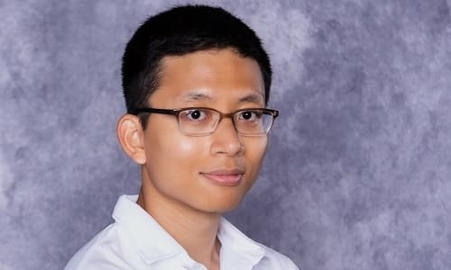 Cấn Trần Thành Trung giảng dạy toán học tại một trại hè PiMA cho học sinh