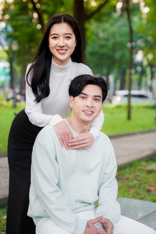 Tuệ Như rạng rỡ với nụ cười tươi tắn