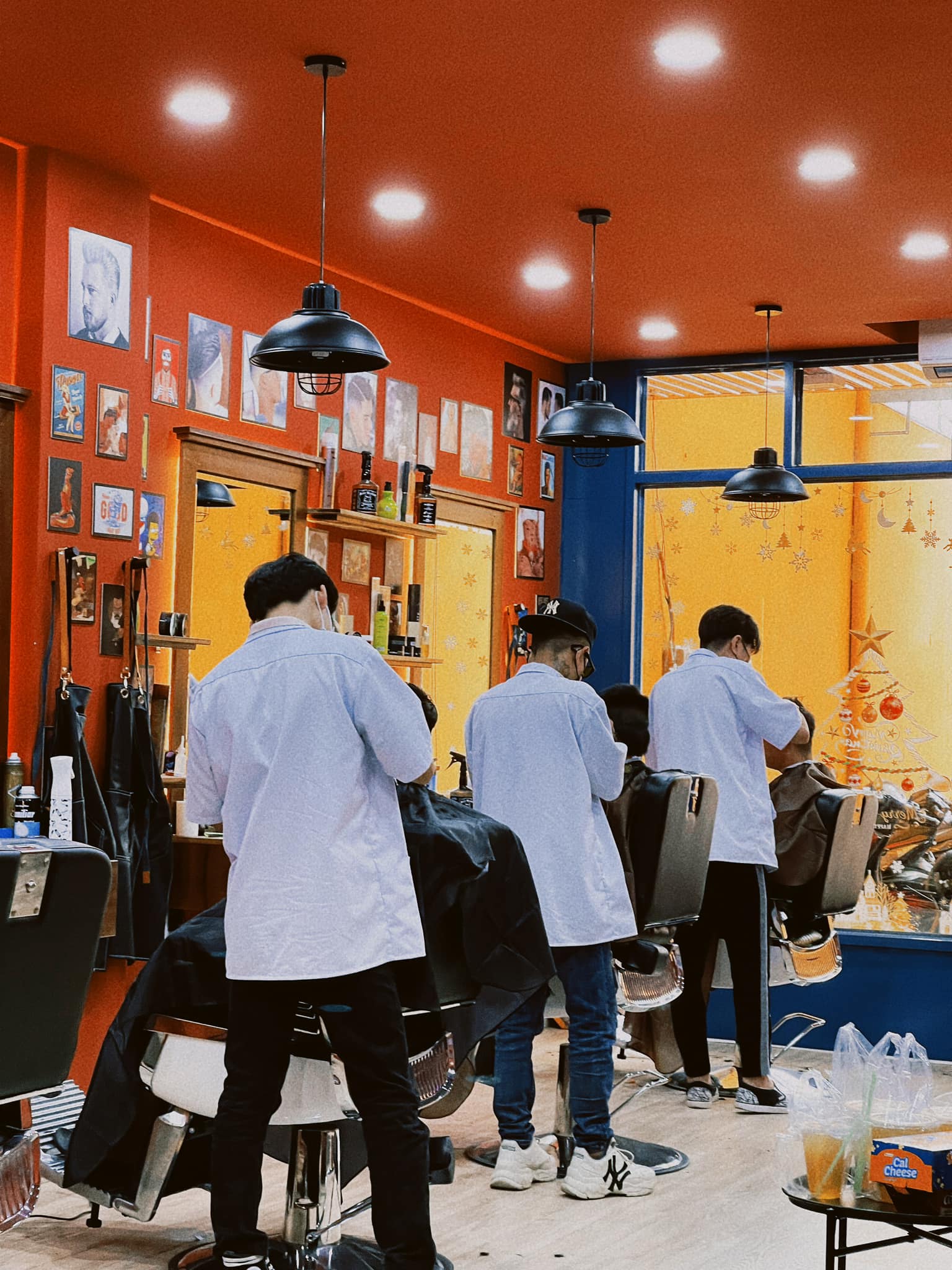 Thợ cắt tóc nam chuyên nghiệp đang tỉ mỉ tạo kiểu tại tiệm cắt tóc nam TPHCM