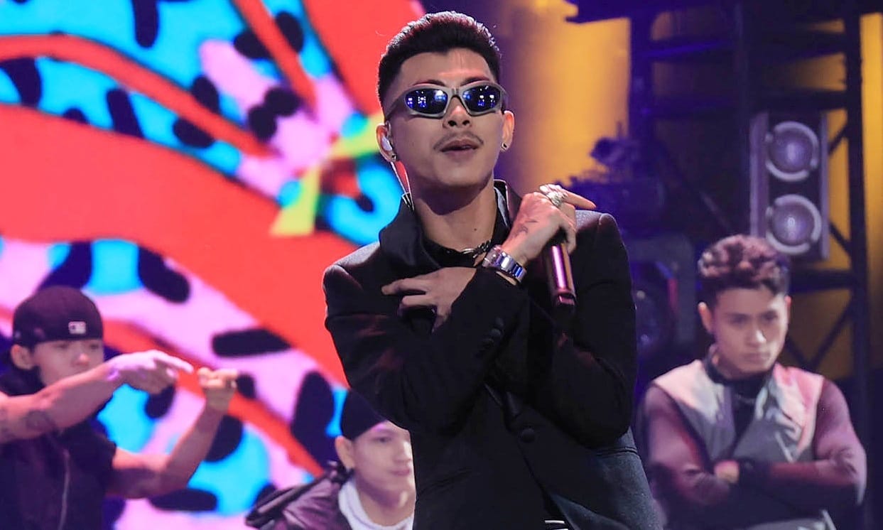 VannDa trình diễn trên sân khấu, thể hiện năng lượng và phong cách riêng biệt của rapper Campuchia