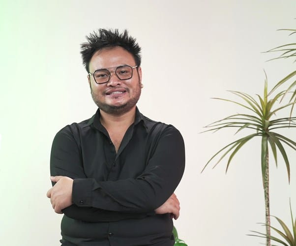 Vinh Râu trong một phân cảnh hài kịch của FAPTV, thể hiện nét diễn duyên dáng