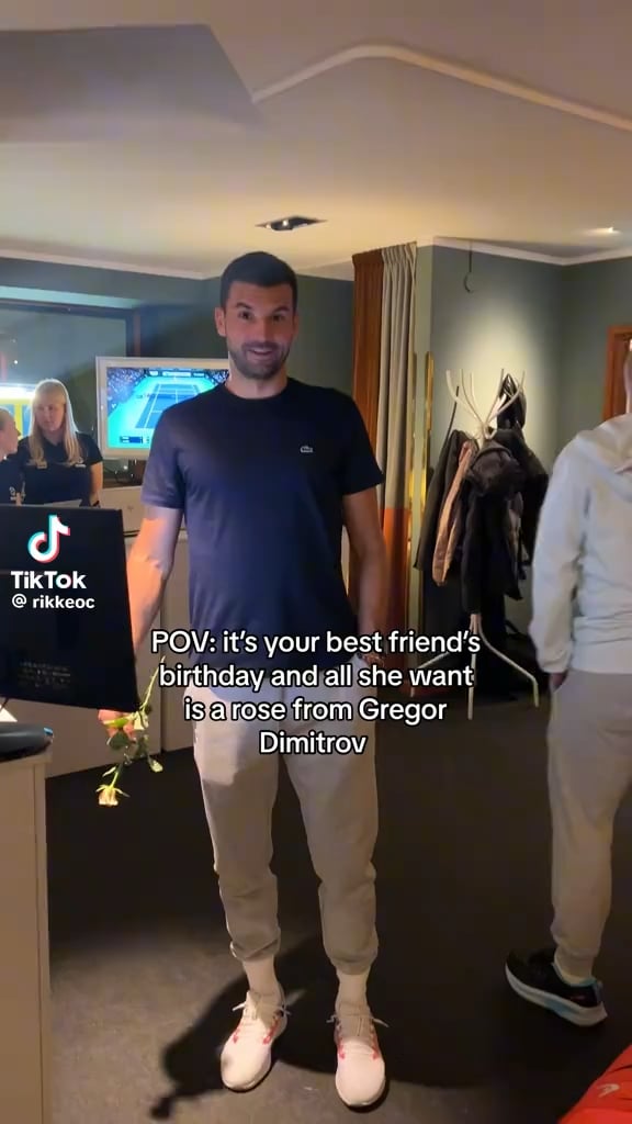 Dimitrov tươi cười bên người hâm mộ