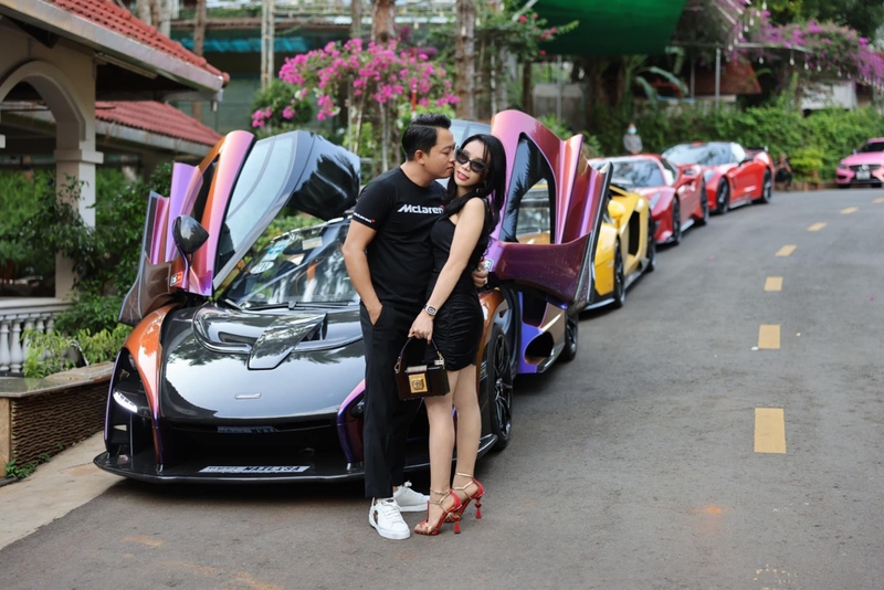 Doanh nhân Hoàng Kim Khánh bên cạnh một trong những chiếc siêu xe đắt giá của mình