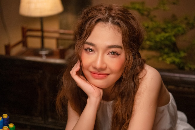 Hoàng Duyên trong trang phục truyền thống, biểu tượng cho phong cách âm nhạc ngũ cung và dân gian đương đại của cô