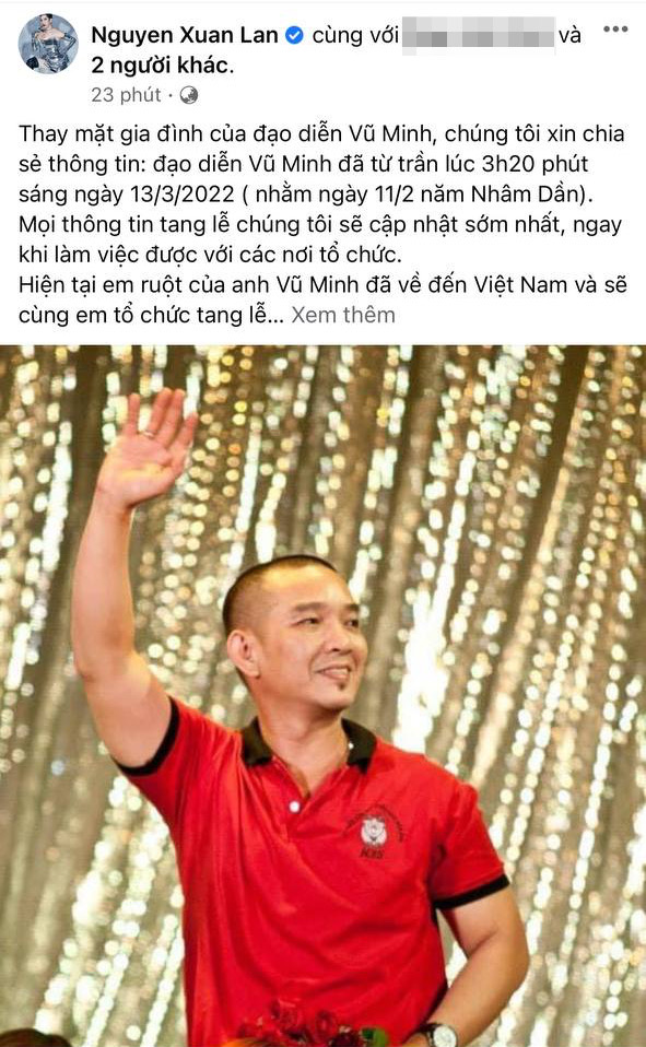 Đạo diễn Vũ Minh cùng các diễn viên trong một buổi tập luyện hoặc buổi ra mắt vở kịch