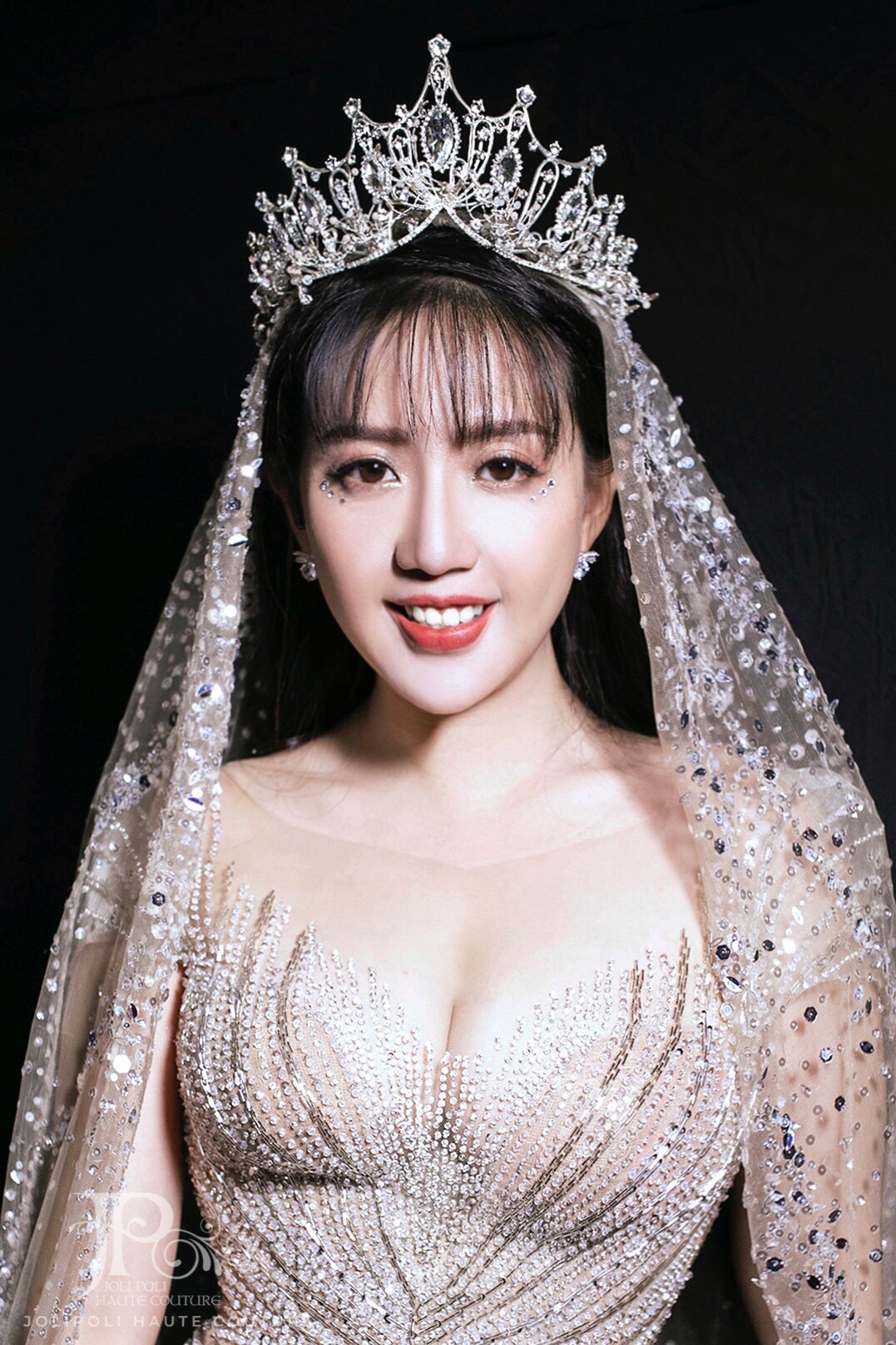 Phạm Đăng Anh Thư với phong thái tự tin và chuyên nghiệp