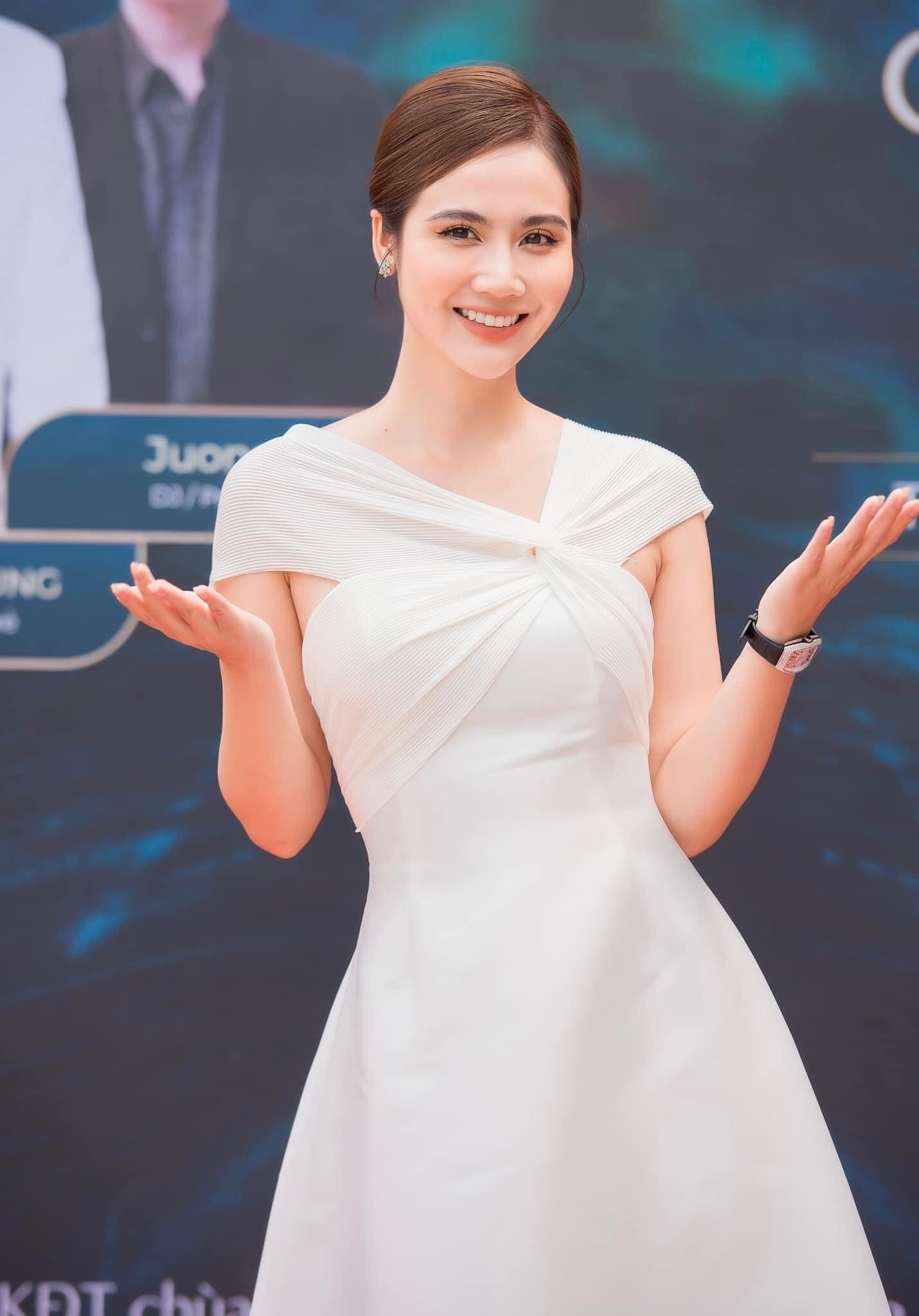 Huyền Lizzie rạng rỡ và đầy năng lượng tại một sự kiện