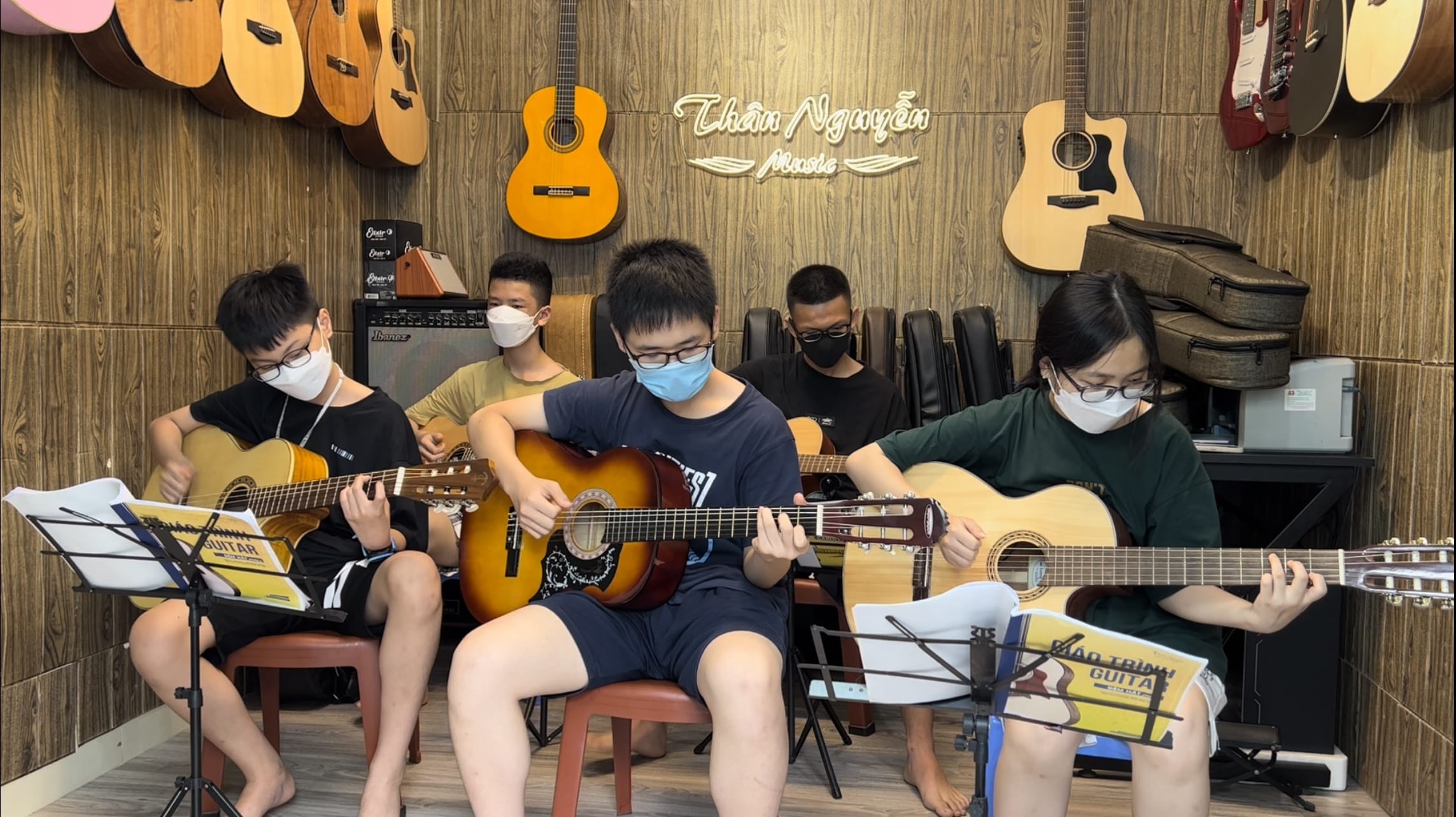 Học viên thực hành guitar tại Việt Thương Music School