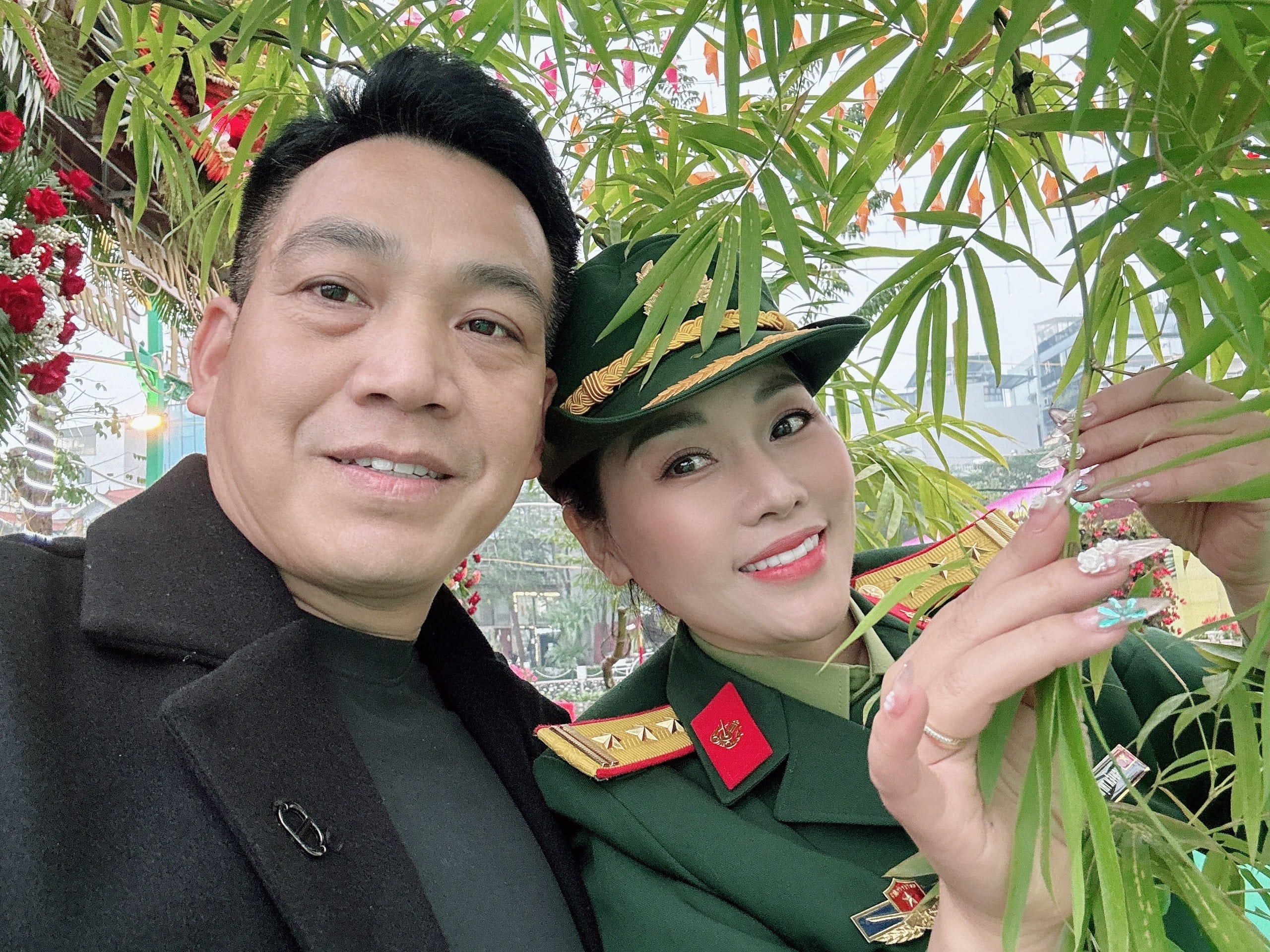 Nghệ sĩ Ưu tú Hương Giang duyên dáng trong tà áo dài truyền thống